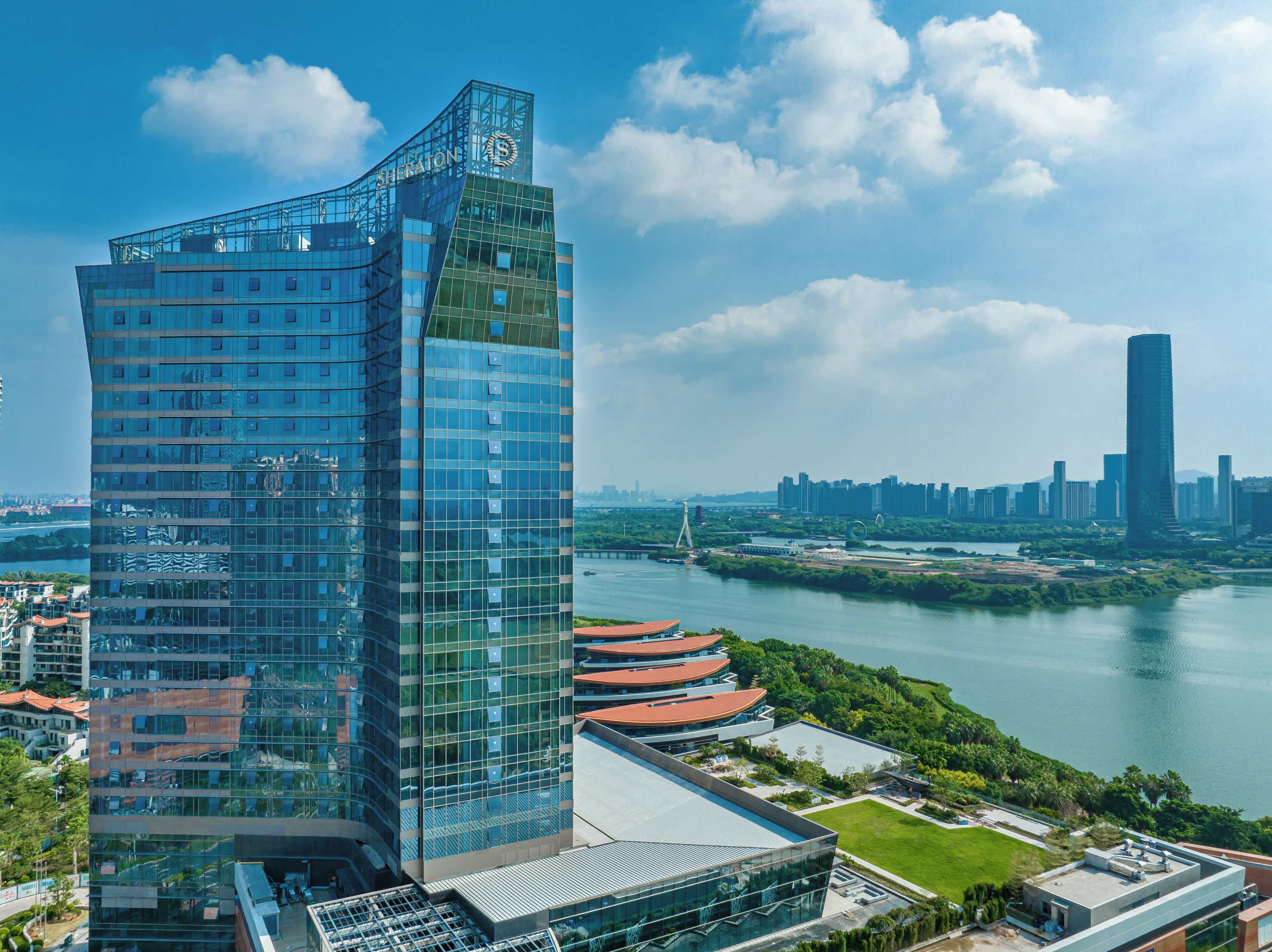 行政开间套房, 1 张特大床, 海湾景观 | 外观