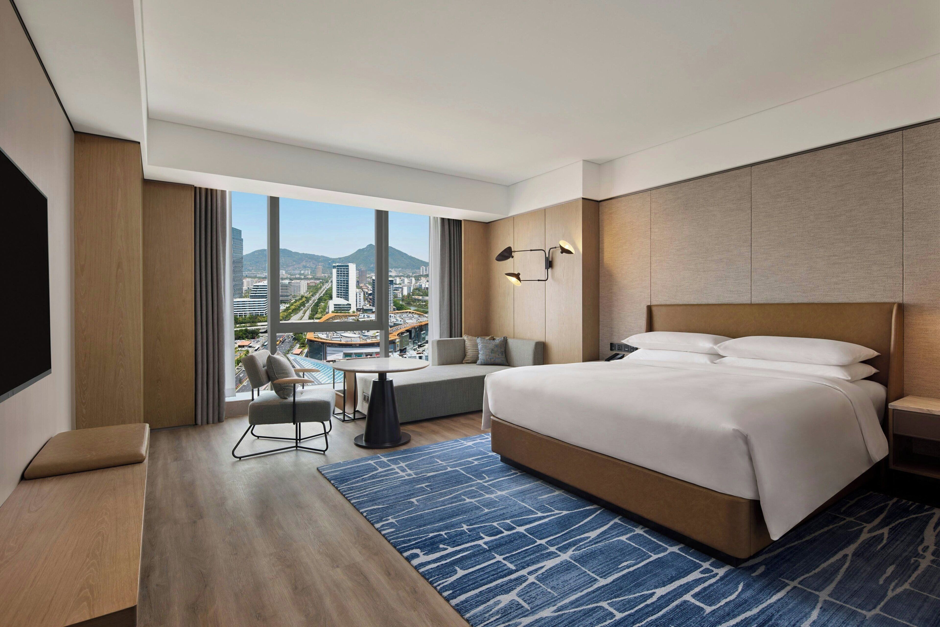 Habitación Deluxe, 1 cama de matrimonio grande, vistas a la ciudad | Edredones de plumas, caja fuerte, espacio para trabajar con un portátil