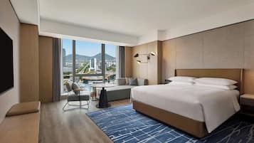 Deluxe Room, 1 King Bed, City View | Down comforters, in-room safe, laptop workspace, blackout drapes