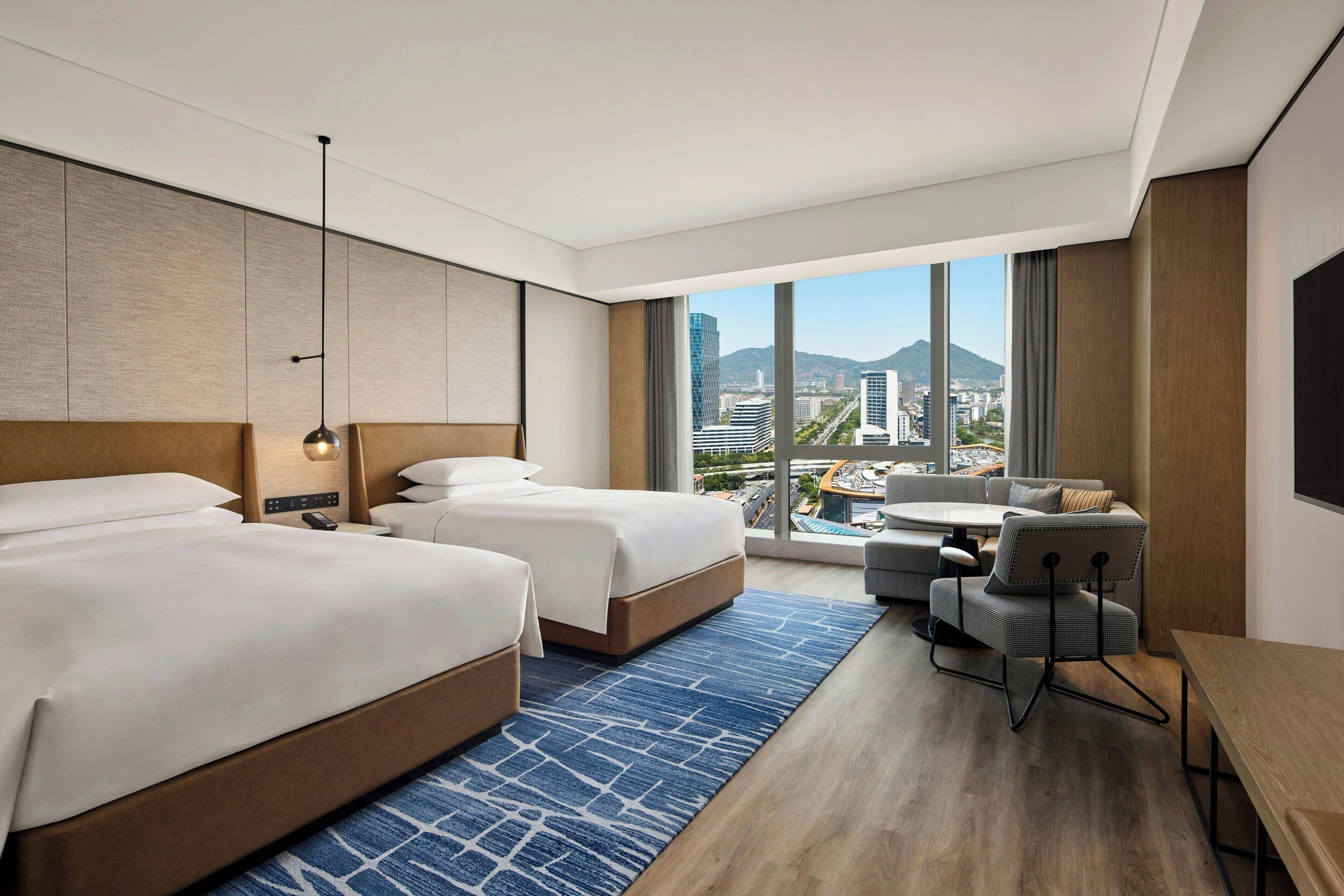 Deluxe kamer, 2 tweepersoonsbedden, uitzicht op de stad | Donsdekens, een kluis op de kamer, een laptopwerkplek