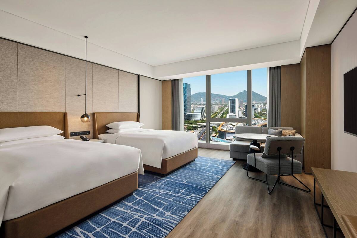 Kamar Deluks, 2 Tempat Tidur Double, pemandangan kota | Brankas, ruang kerja ramah laptop, tirai kedap cahaya, dan kedap suara