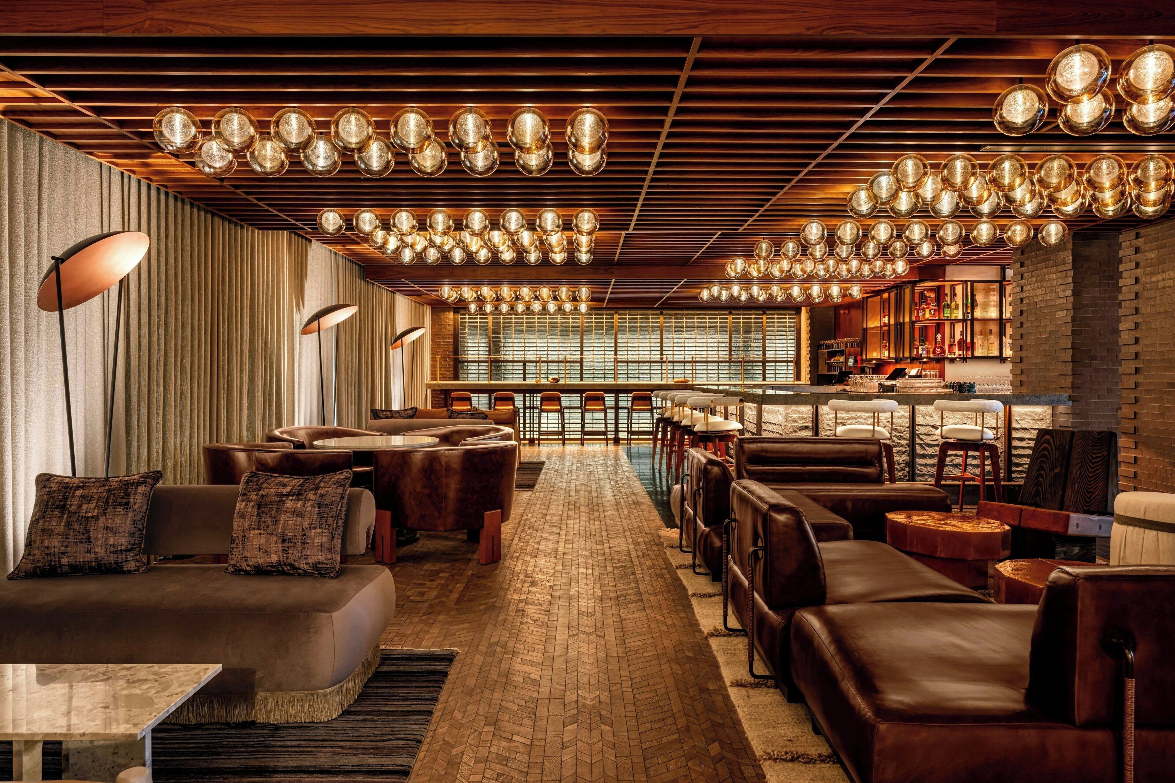 6 bares, bar en la azotea, salón en el lobby