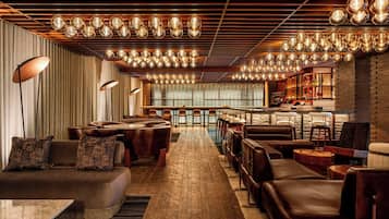 6 Bars/Lounges, Bar auf der Dachterrasse, Lobby-Lounge