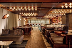 6 bares/lounges, bar na cobertura, saguão/lounge