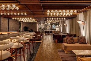 6 bar/lounge, bar di atap dan lounge lobi