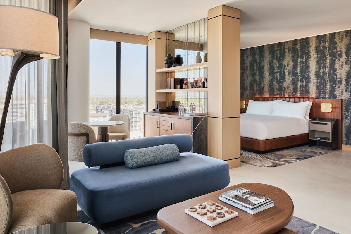 Studio, 1 suuri parisänky, parveke | Minibaari, tallelokero huoneessa, työpöytä, pimennysverhot