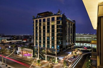 Standard Studio Suite, 1 King Bed, Balcony | Down comforters, minibar, in-room safe, desk at The REMI., Scottsdale, Autograph Collection