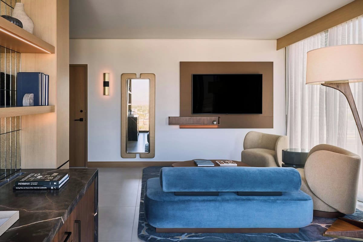 Minibar, caja de seguridad en la habitación y escritorio