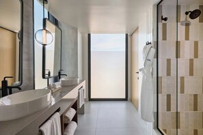 Junior-Zimmer, 1 King-Bett, Stadtblick | Badezimmer