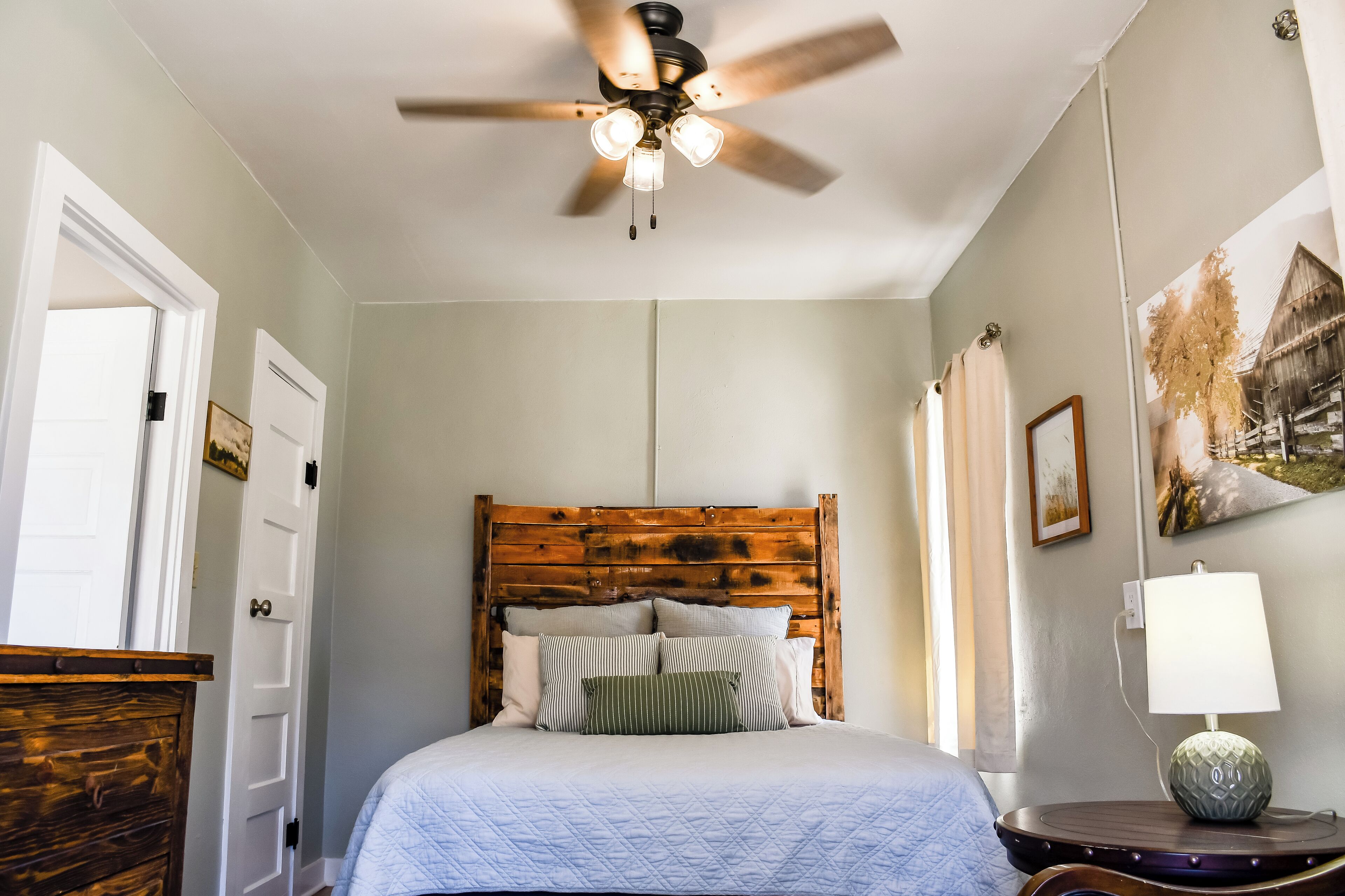 3 chambres, fer et planche à repasser, lit parapluie, Wi-Fi gratuit