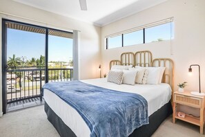 2 bedrooms, iron/ironing board, free WiFi, bed sheets - SeaBreeze City Loft- 2km to Centre. 4km to Airport (Cairns North)