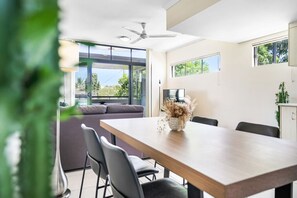 Dining - SeaBreeze City Loft- 2km to Centre. 4km to Airport (Cairns North)