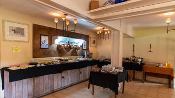 Café da manhã com buffet grátis todos os dias