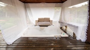 Sauna, hot tub, ruang uap, aromaterapi, dan pijat dengan batu panas