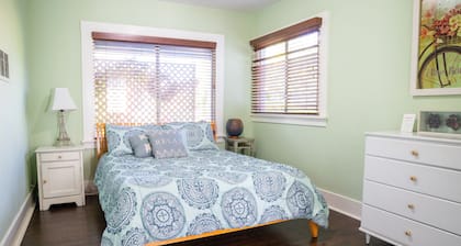 Quaint early 1900's Cottage close to beach & shops with high speed internet