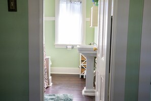 Hair dryer, towels, soap, toilet paper - Quaint early 1900's Cottage close to beach & shops with high speed internet (Alameda)