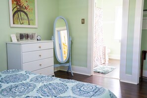 1 bedroom, iron/ironing board, WiFi, bed sheets - Quaint early 1900's Cottage close to beach & shops with high speed internet (Alameda)