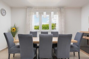 Dining - Villa Vinis Terra – Peaceful Escape with Pool & Jacuzzi (Zmijavci)