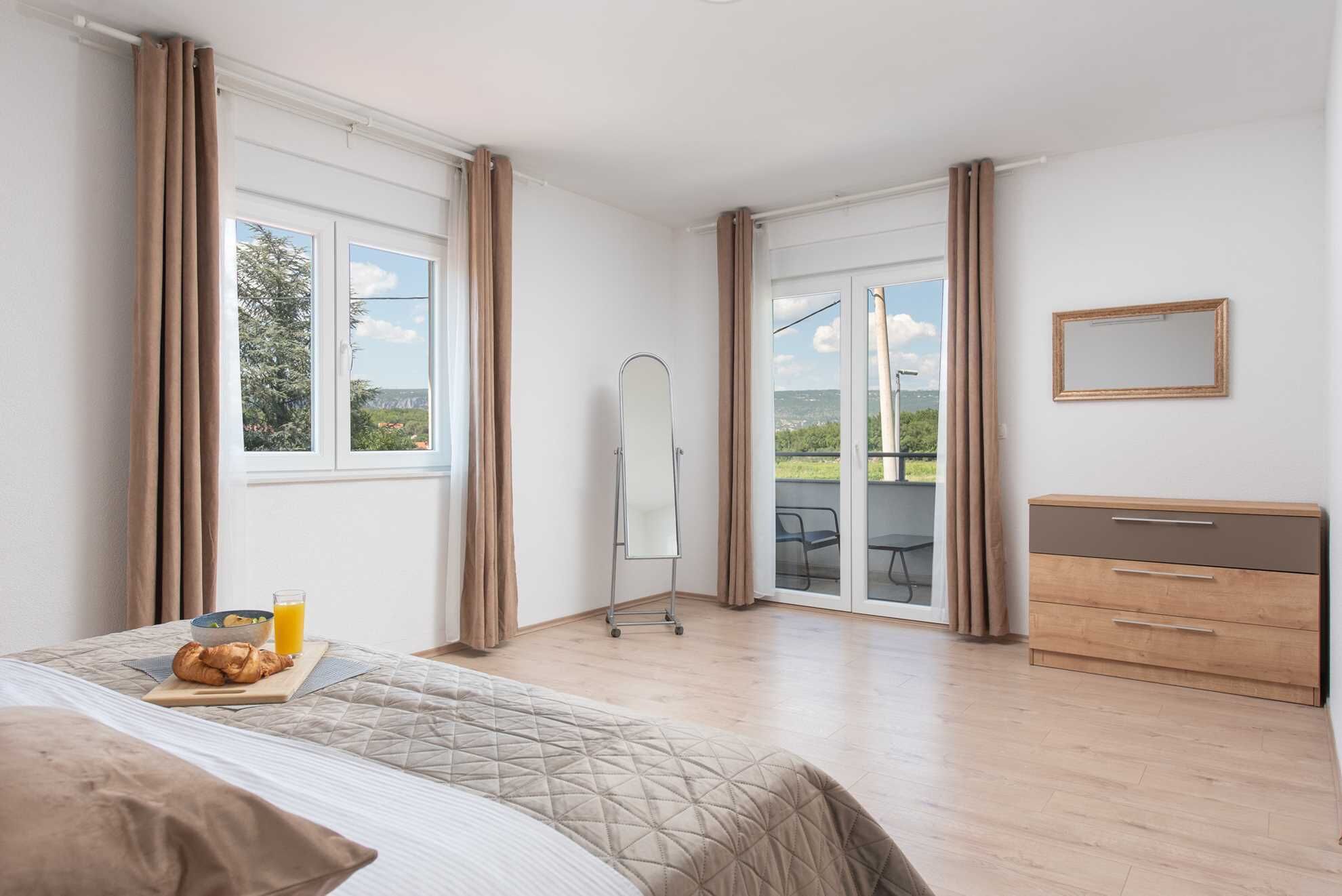 5 habitaciones, tabla de planchar con plancha y cuna de viaje 