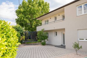 Exterior - Villa Vinis Terra – Peaceful Escape with Pool & Jacuzzi (Zmijavci)