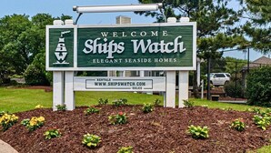 Une enseigne indiquant « Ships Watch », avec l’adresse d’un site web et des informations sur la location.