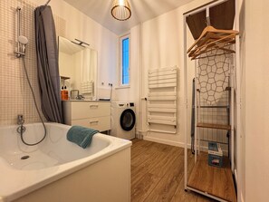 Sèche-cheveux, serviettes fournies, papier toilette