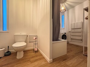 Sèche-cheveux, serviettes fournies, papier toilette