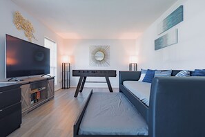 Smart-TV, Kamin, Tischfußball