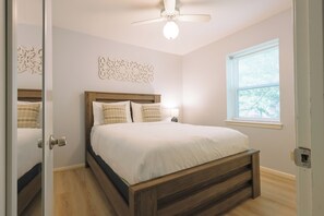 5 habitaciones, escritorio y tabla de planchar con plancha 