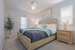 5 Schlafzimmer, Schreibtisch, Bügeleisen/Bügelbrett, Reisekinderbett