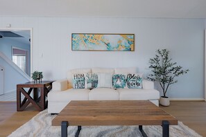 Smart-tv, eldstad och bordsfotboll