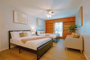 5 bedrooms, desk, iron/ironing board, travel cot - WORLD CUP stay - 5BR Home - King suit - Fire pit (Houston)