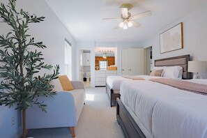 5 sovrum, skrivbord, strykjärn/strykbräda och resesäng