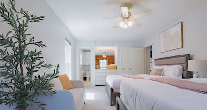 Spacious 5BR Home - Near Energy Corridor - Sleeps 14 - Pet friendly