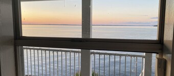 Cozy 1-bedroom condo with WiFi, on the Water