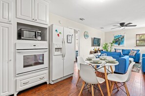 Microondas, horno, parrilla de estufa y lavavajillas 