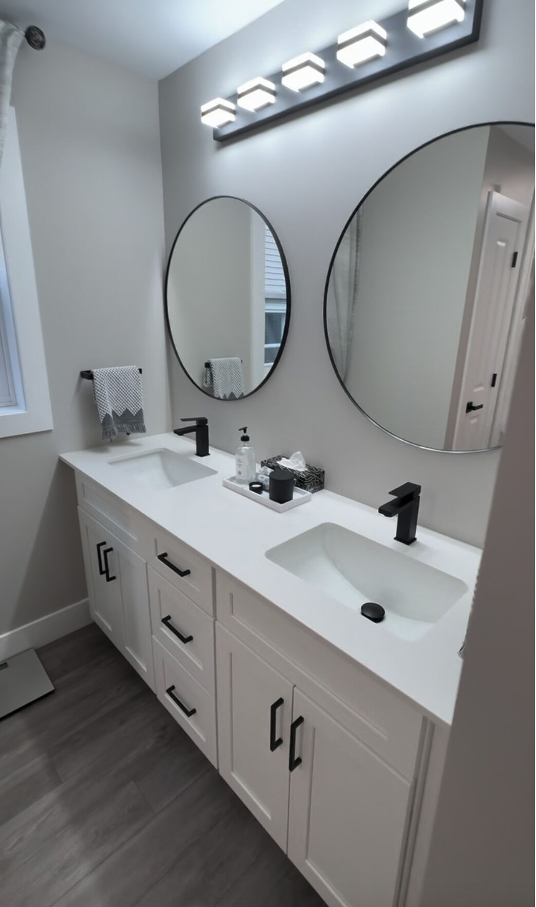 Bruser, hårtørrer, håndklæder, Toiletpapir