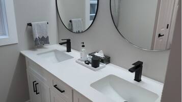 Bruser, hårtørrer, håndklæder, Toiletpapir