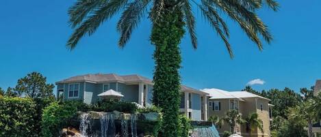 Alberca al aire libre y alberca climatizada