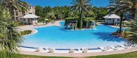 Una piscina al aire libre, una piscina climatizada