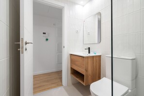 Een douche, een haardroger, handdoeken
