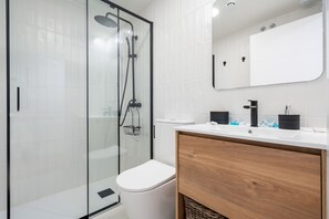 Een douche, een haardroger, handdoeken