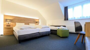 Superior fyrbäddsrum | 1 sovrum, värdeförvaringsskåp på rummet och skrivbord