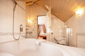 Habitació doble romàntica | Bany | Dutxa, assecador de cabells, tovalloles i sabó 