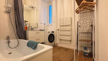 SĂšche-cheveux, serviettes fournies, papier toilette