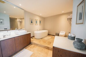 Douche, serviettes fournies, savon, papier toilette