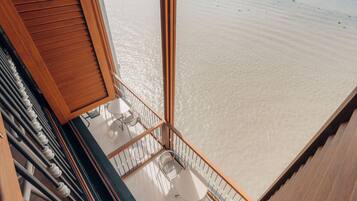 Artículos del minibar gratis y caja de seguridad en la habitación