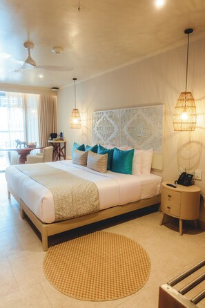 Luksus-dobbeltrom, balkong, elveutsikt | Minibar (inkludert), safe på rommet, lydisolert og strykejern/-brett