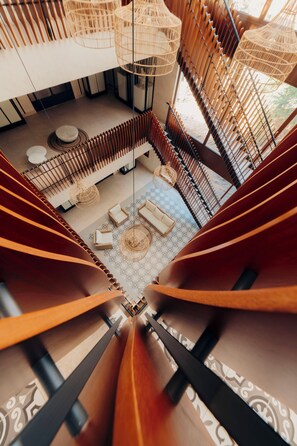 Een 40-inch ledtelevisie met kabelzenders, een iPod-dock en een mp3-dock