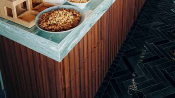 Un buffet proposant une variété de plats et un mur recouvert de panneaux en bois.